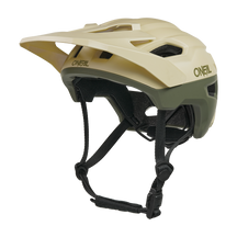 El casco O'NEAL Trailfinder EVO Solid es un casco de bicicleta de montaña de color beige y verde oliva con visera, múltiples aberturas de ventilación, correa negra ajustable para la barbilla y compatible con el Sensor de Seguridad Inteligente Quin opcional.
