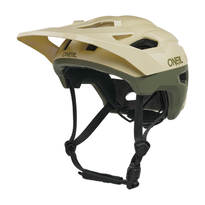 El casco O'NEAL Trailfinder EVO Solid es un casco de bicicleta de montaña de color beige y verde oliva con visera, múltiples aberturas de ventilación, correa negra ajustable para la barbilla y compatible con el Sensor de Seguridad Inteligente Quin opcional.