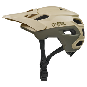 Vista lateral de un casco O'NEAL Trailfinder EVO Solid de color beige y verde oliva con aberturas de ventilación angulares, visera y mentonera negra ajustable de O'NEAL, mostrado sobre un fondo blanco liso.