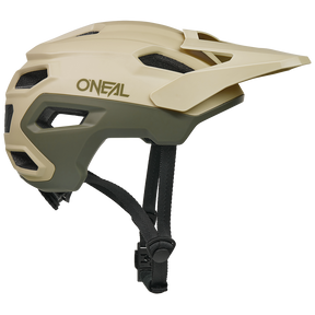 Casco O'NEAL TRAILFINDER EVO Solid, beige y verde oliva, con visera, aberturas de ventilación laterales, mentonera negra ajustable y sensor Quin Smart Safety Sensor, mostrado de perfil sobre fondo blanco.