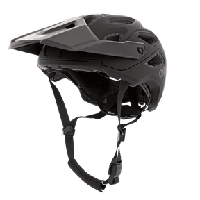 Le casque O'NEAL PIKE SOLID de O'NEAL est un casque de mountainbike noir avec plusieurs ouvertures d'aération, une visière ajustable et une jugulaire avec boucle, vue de côté.