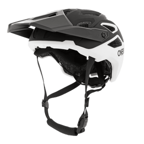 Le casque O'NEAL PIKE SOLID de O'NEAL est un casque de vélo noir et blanc avec une visière, des lanières réglables et plusieurs ouvertures d'aération, représenté en vue de côté sur fond blanc.