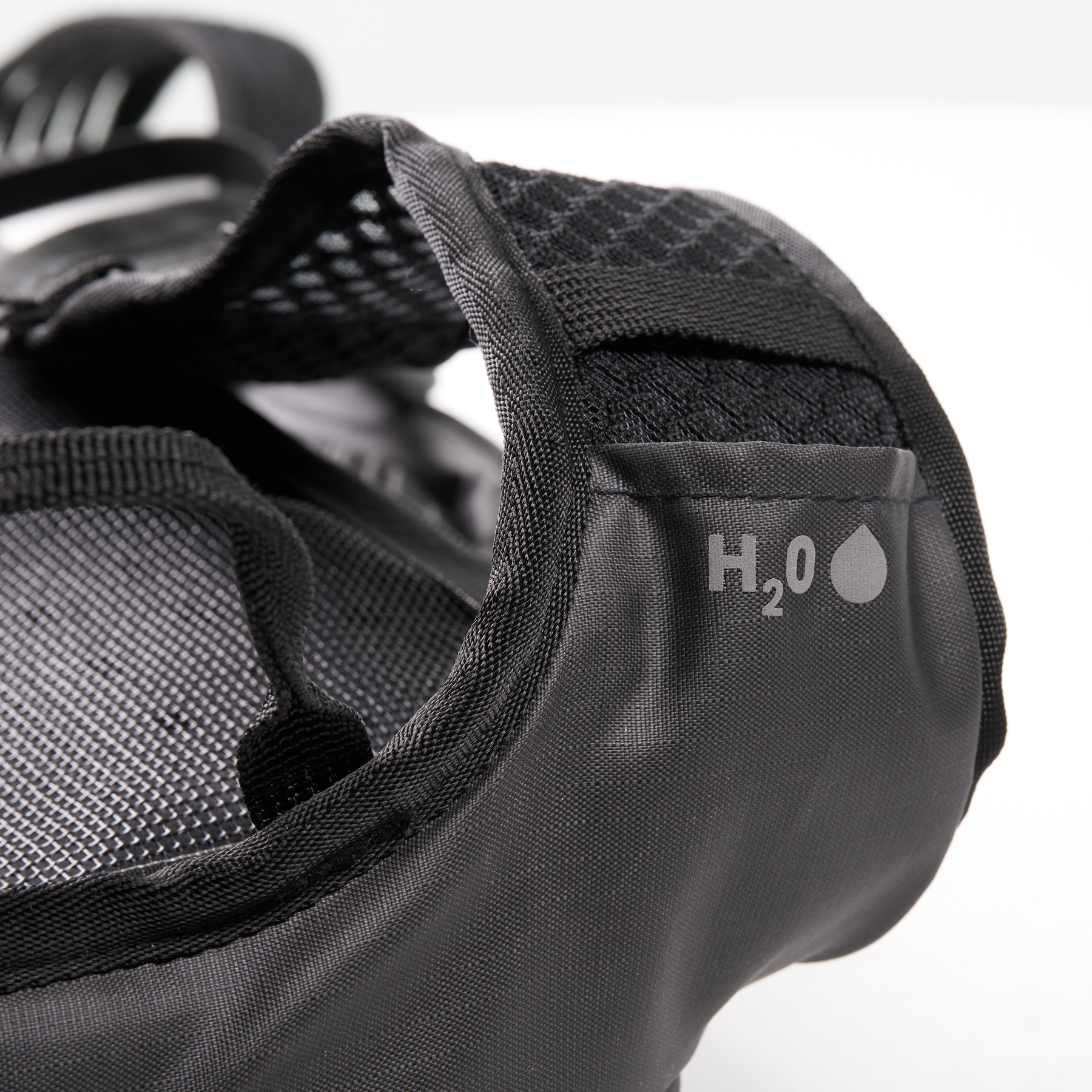 Nahaufnahme des O'NEAL JUNCTION MTB Protektorrucksacks von O'NEAL Europe mit Netzgurt und "H2O"-Tasche mit Wassertropfensymbol - perfekt für Biker, die unterwegs Flüssigkeit benötigen.