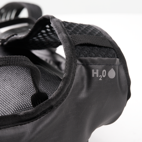 Nahaufnahme des O'NEAL JUNCTION MTB Protektorrucksacks von O'NEAL Europe mit Netzgurt und "H2O"-Tasche mit Wassertropfensymbol - perfekt für Biker, die unterwegs Flüssigkeit benötigen.