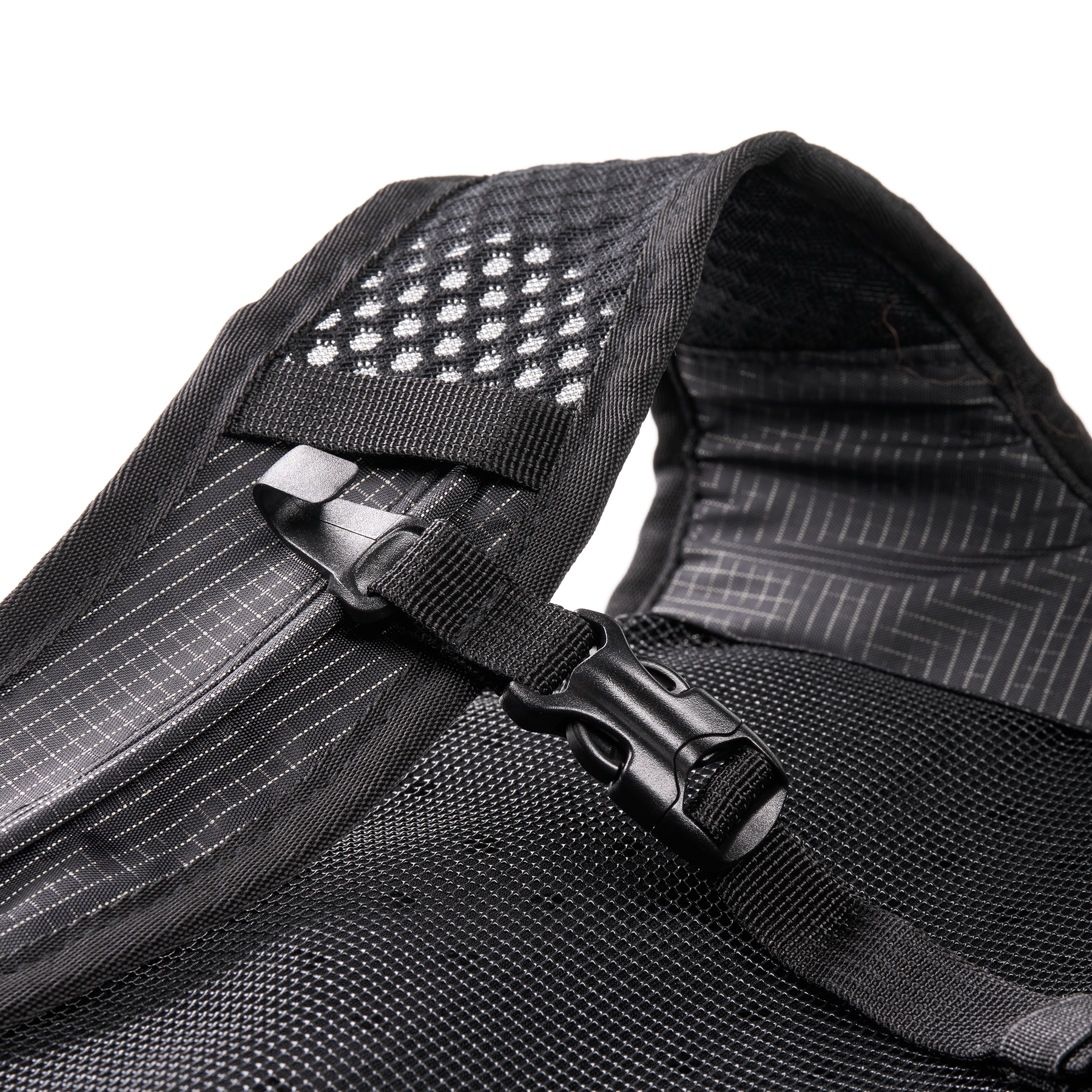 Nahaufnahme eines schwarzen Mesh-Gurtes mit Kunststoffschnalle und reflektierenden Punkten auf der gepolsterten Schulterpartie, die die Eigenschaften des O'NEAL JUNCTION MTB Protektorrucksacks von O'NEAL Europe hervorheben, vor einem weißen Hintergrund.