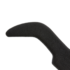 Der O'NEAL Liner TRAILFINDER Helm von O'NEAL zeichnet sich durch ein bumerangförmiges, dunkles, strukturiertes Design aus, das auf einem schlichten weißen Hintergrund dargestellt wird.