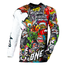 El maillot O'NEAL Mayhem CRANK presenta gráficos vibrantes de inspiración punk con calaveras, ojos y los llamativos logotipos "ONEAL RIDERS" y "ONE". Las mangas blancas y negras en contraste aportan un estilo llamativo y la alta calidad de O'NEAL.