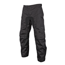 Die O'NEAL APOCALYPSE Damenhose ist eine schwarze, strapazierfähige, flexible Hose mit verstärkten Knien und Gesäß, einer Reißverschlusstasche am linken Oberschenkel und einem Bund mit Knopfverschluss - perfekt für raue Outdoor-Aktivitäten, die maximale Mobilität erfordern.