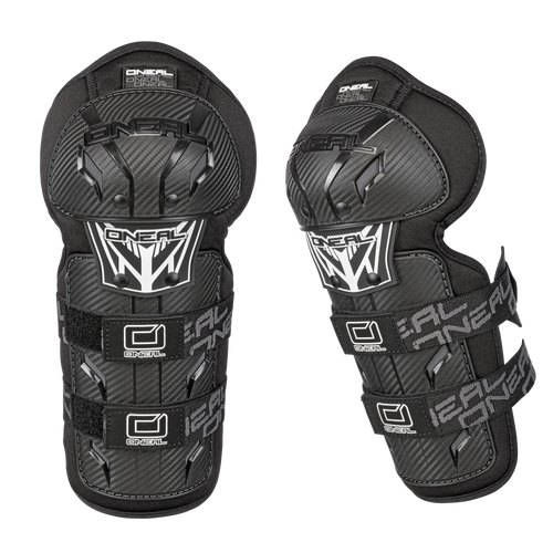 Une paire d'O'NEAL PRO III Knee Guard CARBON en noir avec des lanières réglables et un motif stylé en aspect carbone sur fond noir.