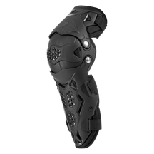 La rodillera O'NEAL PRO IV de O'NEAL es una rodillera negra de diseño moderno con placas protectoras duras, correas ajustables y ventilación para practicar deporte o montar en moto.