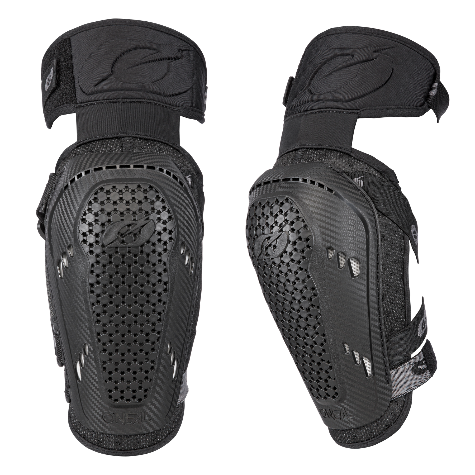 Zwei O'NEAL PRO III Ellbogenschützer in Schwarz, mit belüftetem Design, harten Schutzschalen und verstellbaren Riemen für Sport oder Radfahren, werden nebeneinander auf einem einfarbigen Hintergrund gezeigt.