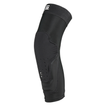 Una rodillera negra O'NEAL DIRT FLX 2.0 con acolchado protector contorneado, orificios de ventilación y tecnología Crash Cells para mejorar la protección cubre la rodilla y la parte inferior de la pierna, mostrada sobre fondo blanco.