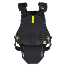 Protector pectoral O'NEAL DIRT FLX de color negro con correas ajustables, detalles en amarillo, dibujo hexagonal en la parte delantera y dos hebillas laterales; fabricado con material IPX TPE y clasificado como protector de nivel 2 para mayor seguridad al practicar deporte o montar en moto.