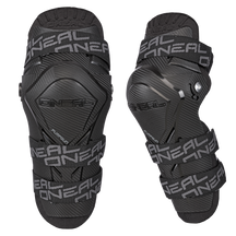 Un par de rodilleras negras O'NEAL PUMPGUN MX con correas ajustables y funda protectora para practicar deportes o montar en moto, mostradas de frente y de lado sobre fondo blanco.