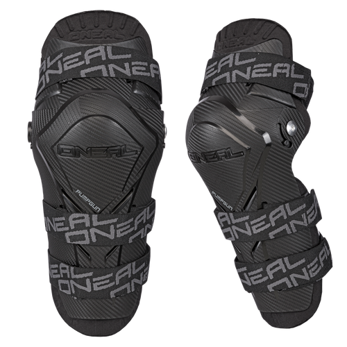 Un par de rodilleras negras O'NEAL PUMPGUN MX con correas ajustables y funda protectora para practicar deportes o montar en moto, mostradas de frente y de lado sobre fondo blanco.