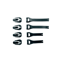 Sechs O'NEAL RMX Boot Full Buckle/Strap Kit Teile mit schwarzen und weißen Schnallen in vertikaler Anordnung auf der linken Seite und schwarzen Riemen auf der rechten Seite werden vor einem einfarbigen grünen Hintergrund dargestellt.