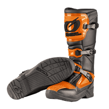 Un par de botas de motocross O'NEAL RSX en negro y naranja con hebillas y logotipo O'NEAL; una bota se mantiene de pie mientras que la otra está tumbada de lado y muestra su suela estructurada.