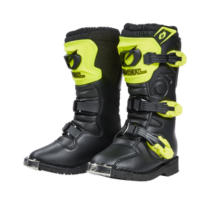 Die O'NEAL RIDER PRO Stiefel Kinder sind schwarze Offroad-Stiefel mit neongelben Akzenten und Schnallen, die mit dem O'NEAL-Logo auf der Vorderseite und an der Seite versehen sind. Sie wurden entwickelt, um jungen Fahrern optimalen Schutz zu bieten.