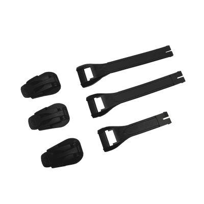 Cinque parti in plastica nera del kit O'NEAL RSX Boot Full Buckle/Strap: tre clip arrotondate sul lato sinistro e due cinghie più lunghe, piatte e biforcute sul lato destro, tutte disposte in fila su uno sfondo verde solido.