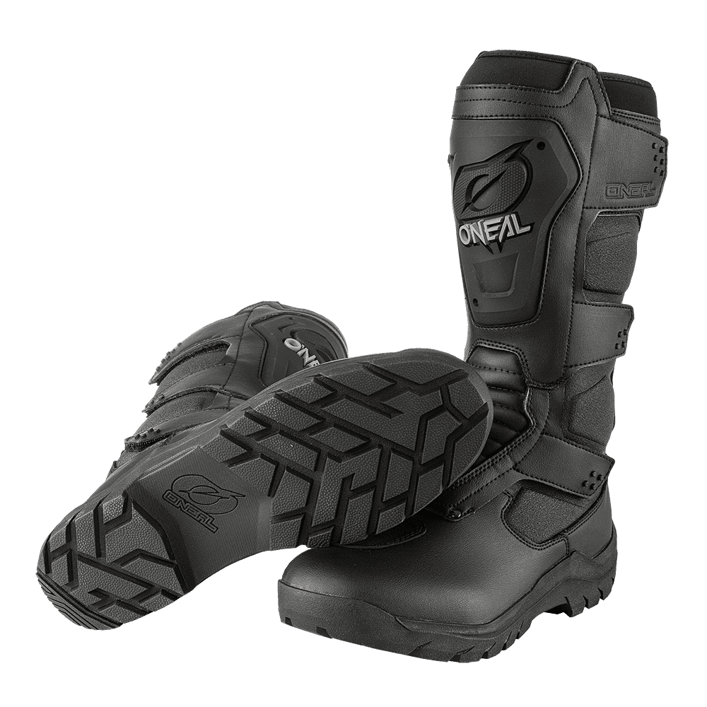 Ein Paar schwarze O'NEAL SIERRA Stiefel - einer aufrecht, einer auf der Seite - zeigen das robuste Sohlenprofil und die schützenden Außenplatten.