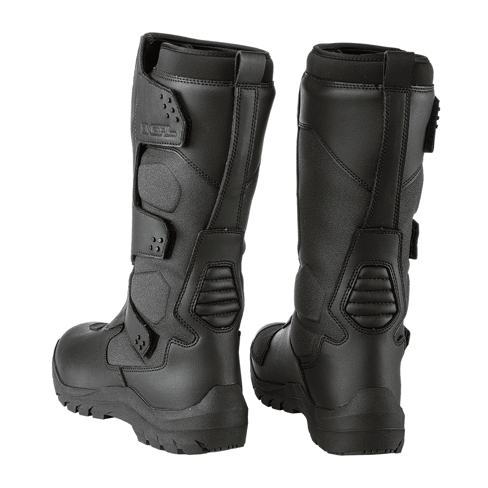 Ein Paar hohe, schwarze O'NEAL SIERRA Stiefel mit robusten Sohlen und verstärkten Einsätzen, dargestellt von hinten und von der Seite auf einem transparenten Hintergrund.