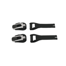 Zwei Teile des O'NEAL SIERRA PRO Boot Full Buckle/Strap Kit von O'NEAL mit schwarzen und silbernen Hebeln und passenden Riemen sind nebeneinander auf grünem Hintergrund abgebildet.