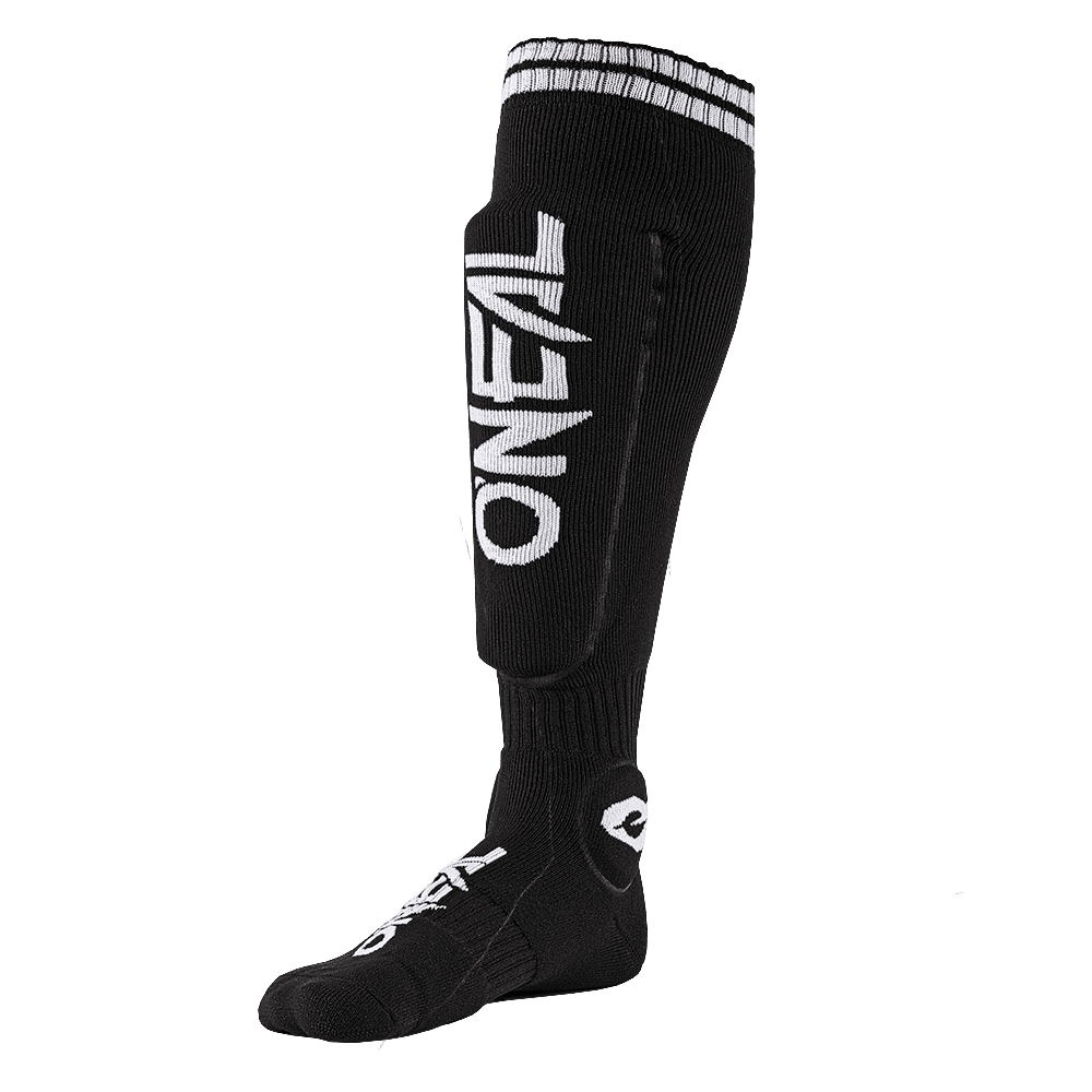 Die O'NEAL MTB Protector Socke ist eine schwarze, kniehohe Socke mit weißem Streifen auf der Oberseite, auffälligem O'NEAL-Branding am Schienbein, verstärkter Polsterung und Fußlogo - perfekt für Ihre Schutzausrüstung.