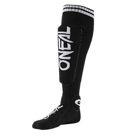 El Calcetín Protector MTB O'NEAL es un calcetín negro hasta la rodilla con una franja blanca en la parte superior, la llamativa marca O'NEAL en la espinilla, acolchado reforzado y logotipo en el pie: perfecto para tu equipo de protección.