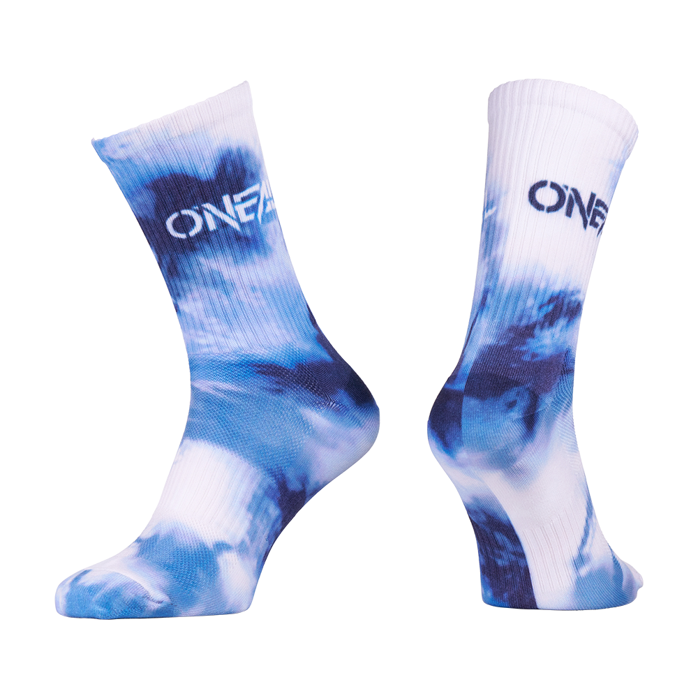 Zwei O'NEAL MTB Performance Socken TWIST in Blau/Weiß mit einem auffälligen "ONE" im oberen Bereich und blauem Tie-Dye-Design. Stylisch und langlebig, sind sie perfekt für jedes Mountainbike-Abenteuer.
