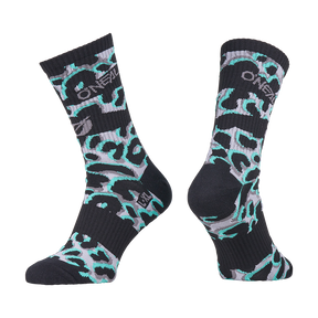 Los calcetines O'NEAL MTB Performance Sock WILD presentan un estampado de leopardo negro y turquesa con el logotipo de O'NEAL en blanco sobre fondo blanco.