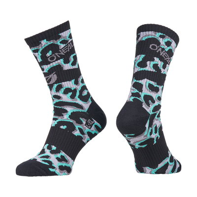 Die O'NEAL MTB Performance Socke WILD zeigt ein schwarzes und türkisfarbenes Leopardenmuster mit dem O'NEAL-Logo in Weiß auf weißem Hintergrund.