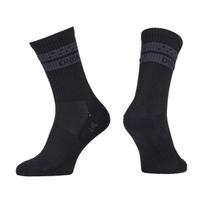 Deux chaussettes noires O'NEAL VTT Performance SOLID avec poignets côtelés et bandes gris foncé sur le dessus. Le logo O'NEAL en gris est visible. Représentées côte à côte sur un fond blanc, idéales comme chaussettes VTT. Couleur : noir.