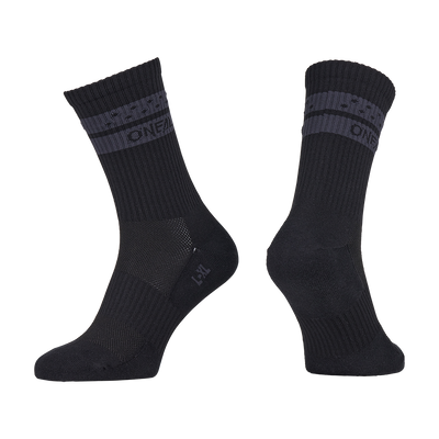 Two black O'NEAL MTB performance socks SOLID with ribbed cuffs and dark gray stripes in the upper area. The O'NEAL logo in gray is visible. Shown side by side on a white background, ideal as MTB socks. Color: black.