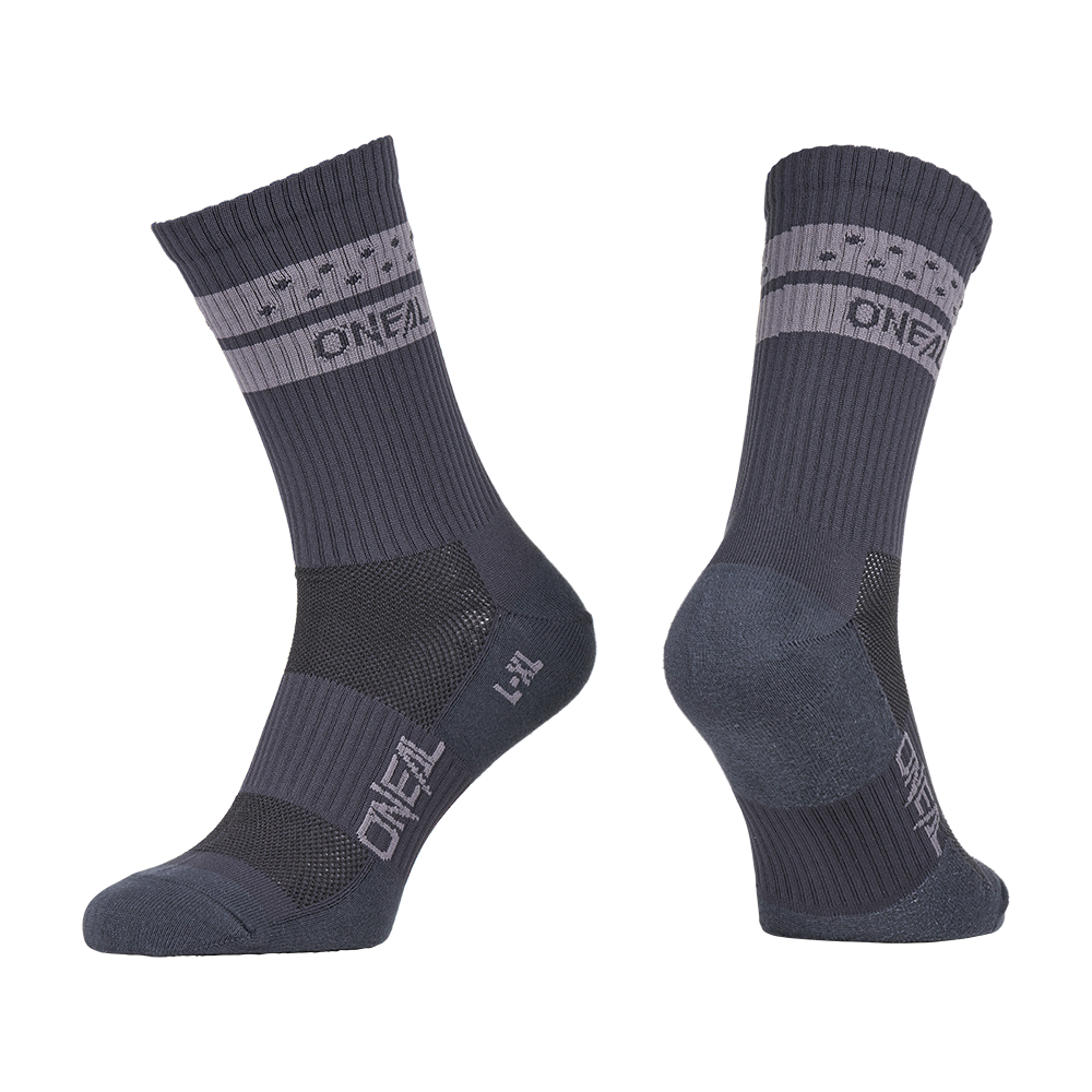 Ein Paar O'NEAL MTB Performance Socken SOLID in grau mit hellgrauen Bändern und "O'NEAL"-Schriftzug auf dem Bündchen und dem Fuß, von der Seite und in einem Winkel gezeigt, um sowohl die Vorder- als auch die Rückseite zu zeigen.