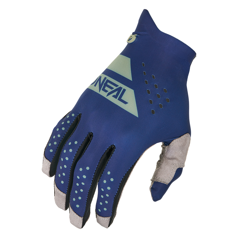 Un guante O'NEAL Pin It Slip on azul y gris con orificios de ventilación y puntas de los dedos reforzadas, con el logotipo O'NEAL en el dorso de la mano y mostrado desde un ángulo que muestra tanto el dorso de la mano como el lado de la palma.