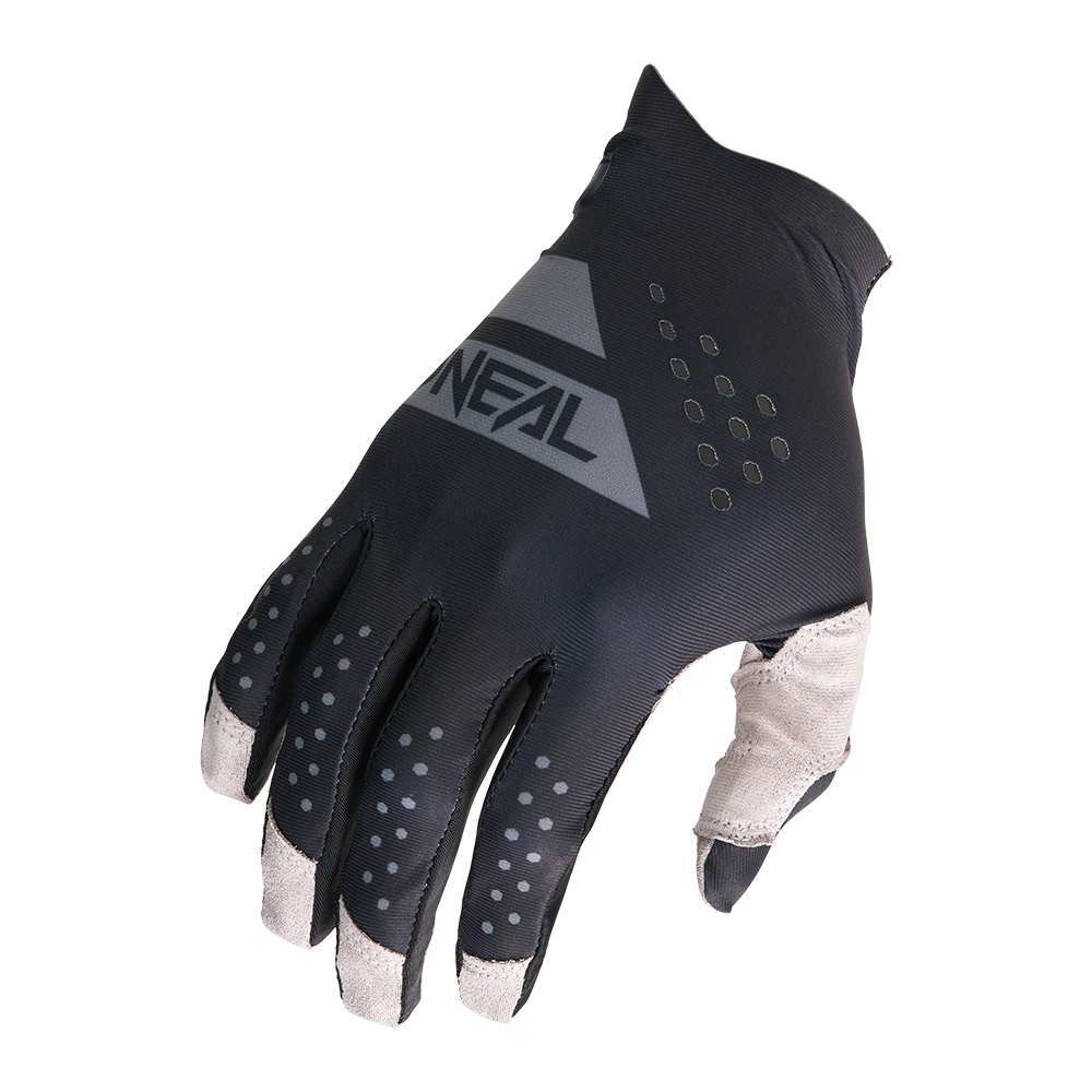 El guante O'NEAL Pin It Slip On es un guante negro para ciclismo o motocross con detalles grises, "O'NEAL" en el dorso, pequeños orificios de ventilación y puntas blancas reforzadas en los dedos y el pulgar.