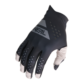 Le gant O'NEAL PIN IT Slip On Glove est un gant de vélo ou de motocross noir avec des accents gris, "O'NEAL" sur le dos, des petits trous d'aération et des bouts blancs renforcés sur les doigts et le pouce.