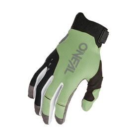 El guante O'NEAL Revolution Nanofront es un guante de ciclismo verde y negro con el logotipo O'NEAL en el dorso de la mano, la palma hacia abajo y los dedos extendidos, ideal como guante de MTB o MX.