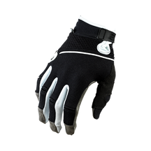 El guante O'NEAL Revolution Nanofront es un guante de ciclismo blanco y negro con malla transpirable y puntas de los dedos grises reforzadas, ideal para BTT, sobre fondo blanco.