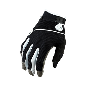 El guante O'NEAL Revolution Nanofront es un guante de ciclismo blanco y negro con malla transpirable y puntas de los dedos grises reforzadas, ideal para BTT, sobre fondo blanco.
