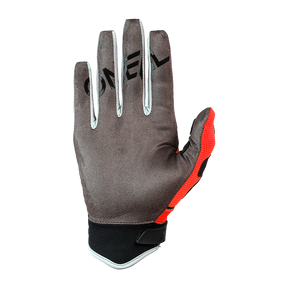 Ein O'NEAL REVOLUTION Nanofront Handschuh wird mit der Handfläche nach oben gezeigt. Überwiegend grau mit schwarzem O'NEAL-Branding, hat er leuchtend rote Akzente an der Seite und schwarzes Material am Handgelenk.