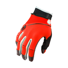 Der O'NEAL REVOLUTION Nanofront Handschuh ist ein rot-schwarzer Radhandschuh mit weißen Akzenten, einem Klettverschluss am Handgelenk und atmungsaktivem Mesh auf dem Handrücken - perfekt als MTB-Handschuh für Trail-Fahrer.
