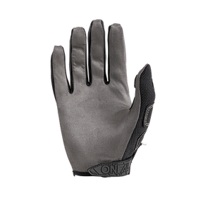 El guante O'NEAL Mayhem CRANK en gris y negro con la marca "O'NEAL" en la muñeca está diseñado para durar, ideal para las salidas de motocross más duras.