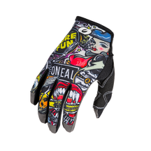 El guante O'NEAL Mayhem CRANK de O'NEAL es un guante de motocross duradero con arte de graffiti, una cara de mujer con labios rojos, gráficos vibrantes en negro, dedos negros y costuras blancas para un estilo llamativo y durabilidad.