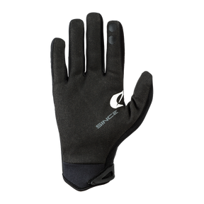 Le gant O'NEAL WINTER est un gant de VTT noir avec le logo O'NEAL blanc et l'inscription "SINCE" sur le dos de la main. Il dispose d'une fermeture fixe au poignet et de pads pour écran tactile aux extrémités de l'index et du majeur.