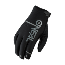 Der O'NEAL WINTER WP Handschuh ist ein schwarzer Motocross-Handschuh mit silbernem "O'NEAL"-Schriftzug auf dem Handrücken, mit einer Touchscreen-kompatiblen Zeigefingerspitze und einem strukturierten Grip-Patch am Handgelenk.
