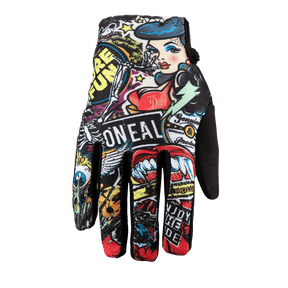 L'O'NEAL Matrix Glove Bambini CRANK, un guanto a dita piene di O'NEAL, presenta grafiche colorate in stile tatuaggio - ragazze pin-up, fiamme, teschi e testi in grassetto come "O'NEAL" e "ENJOY THE RIDE" - che vengono visualizzati con il palmo rivolto verso l'alto.