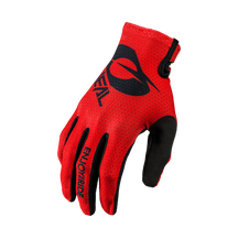 Der O'NEAL MATRIX Handschuh STACKED ist ein roter Vollfinger-Radhandschuh mit schwarzen Akzenten und einer schwarzen Handfläche, die das O'NEAL-Logo und "ENJOY THE RIDE" auf dem Zeigefinger trägt. Ideal für Motocross oder Mountainbiking.