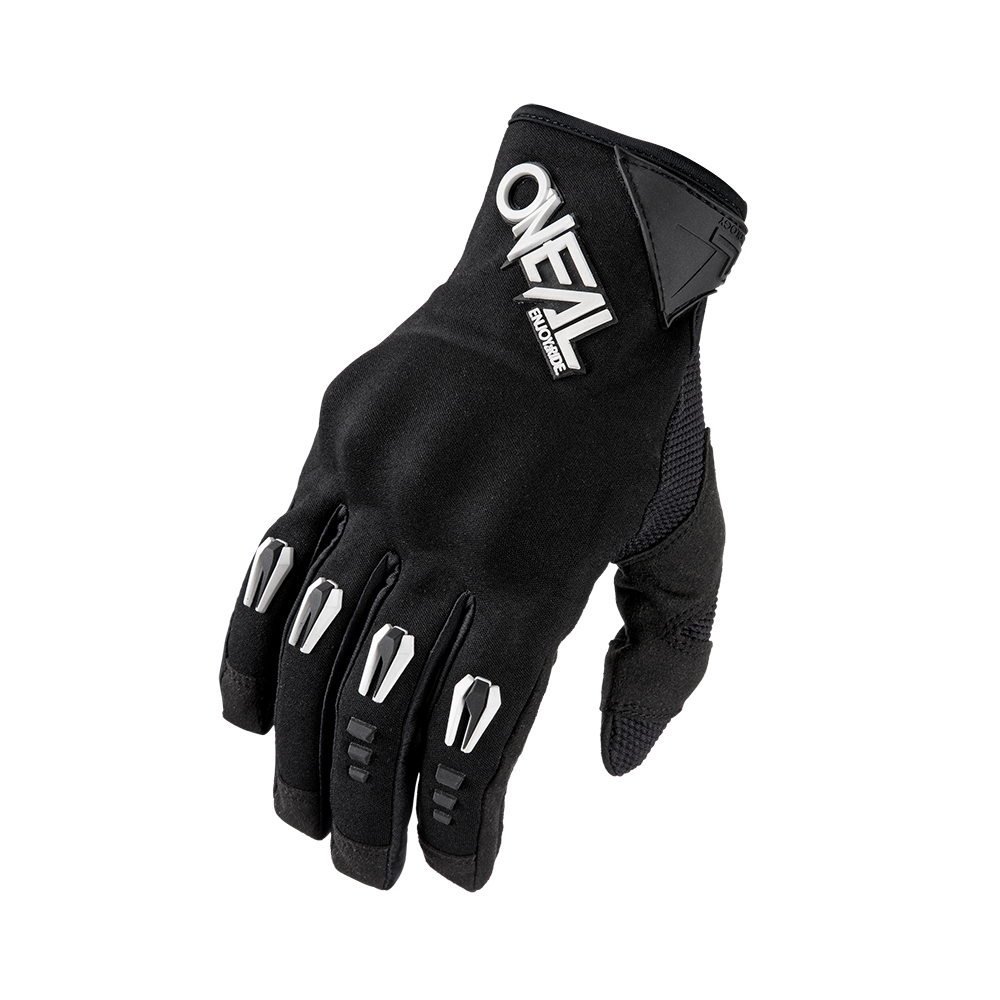 Ein schwarzer O'NEAL HARDWEAR Handschuh IRON mit weißem Logo auf der Rückseite und silbernen Knöchelschützern, mit der Handfläche nach unten auf weißem Hintergrund dargestellt.