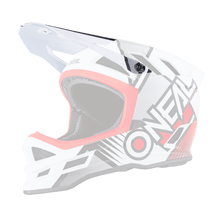 Der O'NEAL Visor BLADE Polyacrylite Helm DELTA zeichnet sich durch auffällige weiße, schwarze und rote Grafiken, ein Visier und den O'NEAL"-Schriftzug auf der Seite aus, der im Seitenprofil vor einem transparenten Hintergrund dargestellt ist.